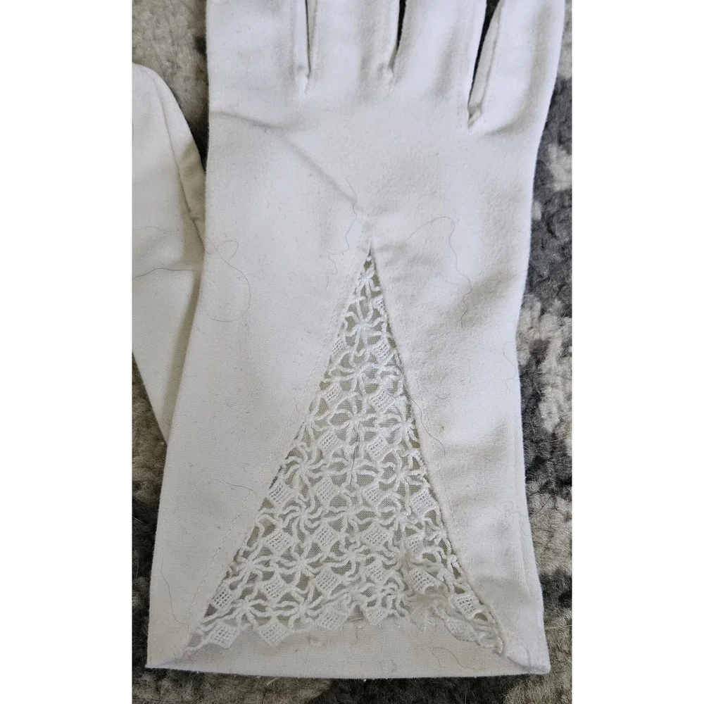 Vintage 1950s White Cotton Lace Insert Wrist Gloves Bridal Easter